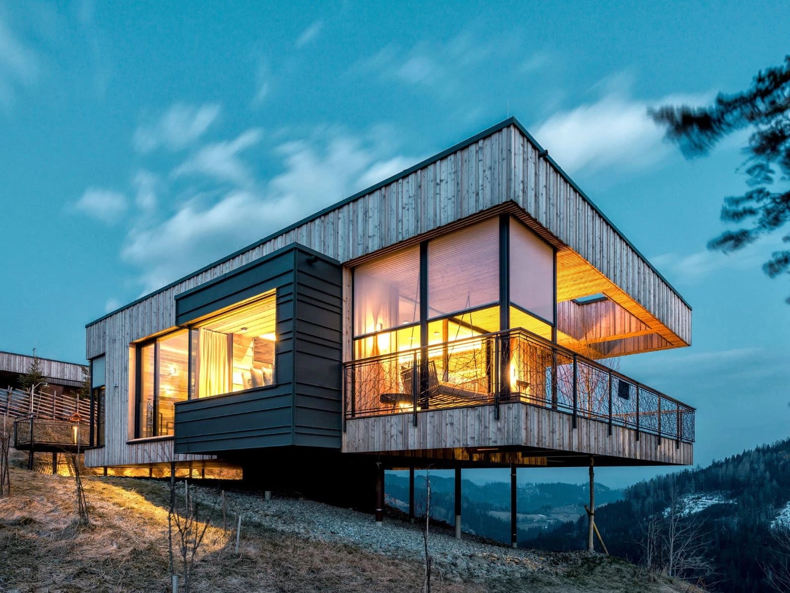 ROMA Sonnenschutz an moderner Fassade in Dueren – Rollladen, Raffstoren und Textilscreens