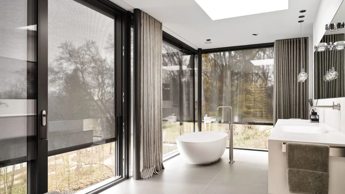 Badezimmer in Dueren mit ROMA Zip Screens – Sicht- und Sonnenschutz