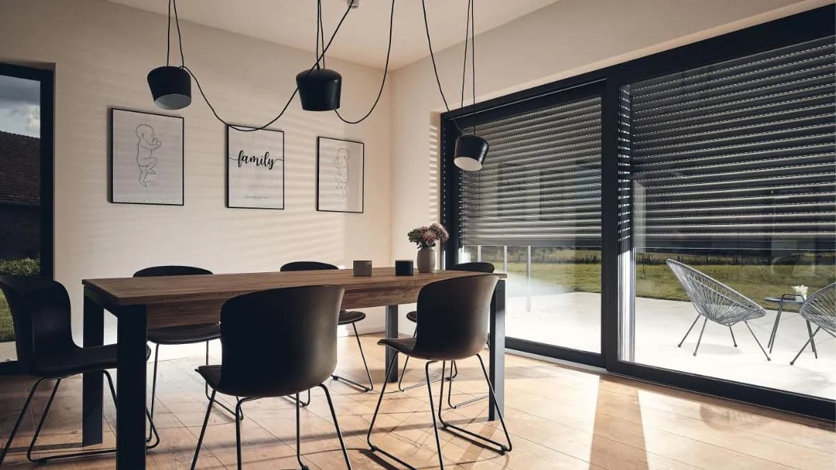 ROMA Raffstoren Sonnenschutz an moderner Fassade